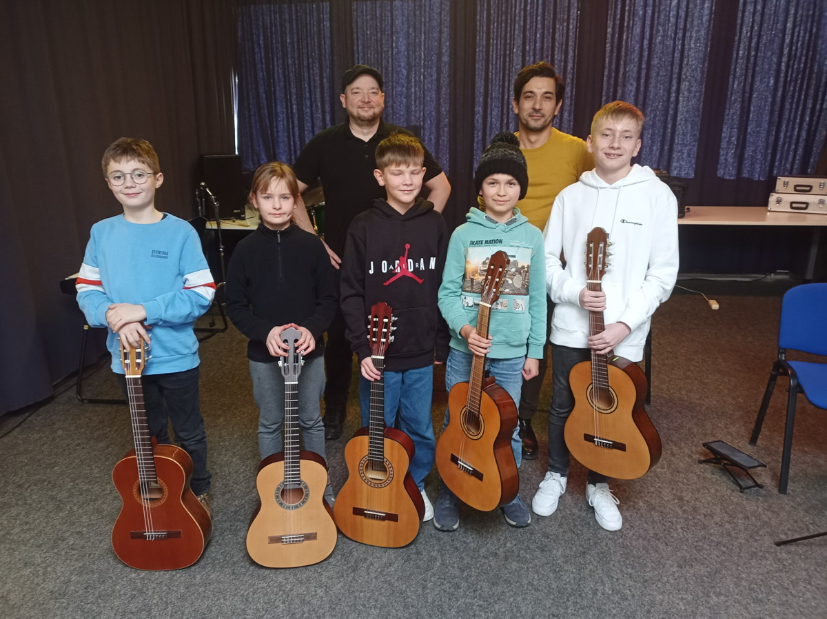 Die Musikschüler*innen aus der Gitarrenklassen von Bernhard Geef und Alessandro Mega